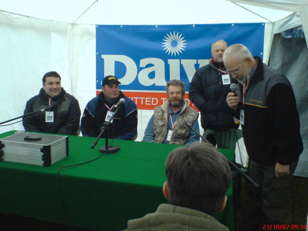 Od lewej: przedstawiciel DAIWY, Will Raison, Jerzy Musiał - Prezes ZO PZW P-ń, Kuligowski - dyr. biura ZO PZW P-ń, przedstawiciel WW.
