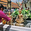 Tajka dekoruje posążki Buddy listakami złota #Tajlandia #Bangkok