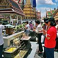 Modlitwy na głównym placu świątyni #Tajlandia #Bangkok