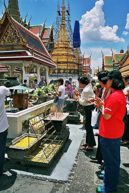 Modlitwy na głównym placu świątyni #Tajlandia #Bangkok