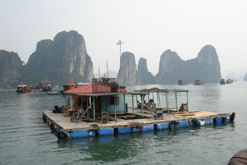Plywajace domy w jednej z wielu wioseczek na wodzie (Morze Wschodnie) w zatoce Ha Long.