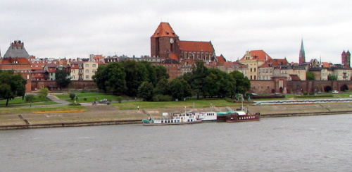 Pięknie wygląda Toruń z mostu.