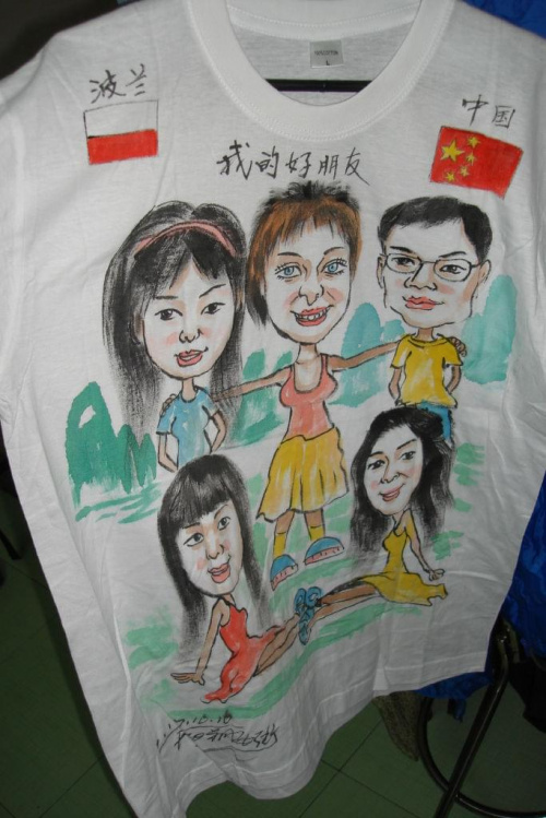 A oto koszulka ktora wykonal dla mnie chinczyk w miescie YANGSHUO. Na koszulce ja z grupa znajomych chinczykow. Niestety trzeba stwierdzic ze ten azjata nie potrafil namalowac europejki (moi znajomi wygladaja tak jak w rzeczywistosci:)) na koszulce nap...