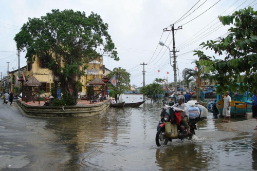 Piekne miasteczko HOI AN niestety wciaz troszeczke zalane przez ostatnie wielkie ulewy w tej czesci Wietnamu...