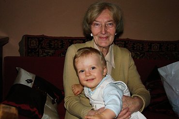 Jesienne spacery z Mają w Jaworznie u babci #majka #prababcia