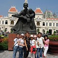 SAIGON i grupa kolezanek Wietnamek oprowadzajacych mnie po najwiekszym miescie Wietnamu- HO CHI MINH CITY- nazwa SAJGON zostala zmieniona po 1970 roku na czesc wielkiego przywodcy Wietnamu-HO CHI MINHA- w tle jego pomnik. Sajgon to dzikie miasto:))ale...