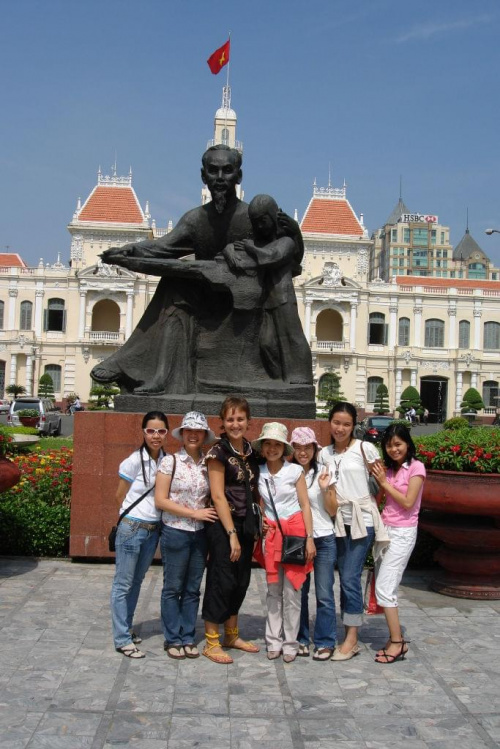 SAIGON i grupa kolezanek Wietnamek oprowadzajacych mnie po najwiekszym miescie Wietnamu- HO CHI MINH CITY- nazwa SAJGON zostala zmieniona po 1970 roku na czesc wielkiego przywodcy Wietnamu-HO CHI MINHA- w tle jego pomnik. Sajgon to dzikie miasto:))ale...