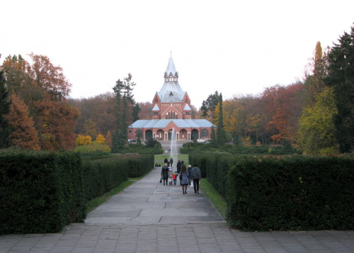 Kaplica. Cmentarz w Szczecinie jest największym cmentarzem w Polsce i trzecim co do wielkości w Europie.