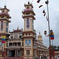 A to swiatynia KAO DAI w miejscowosci TAY NINH- niedaleko od granicy z Kambodza.