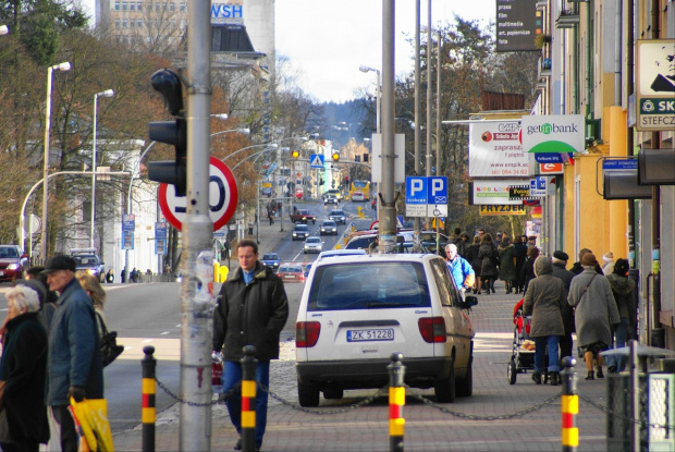 Widok na ul. Zwycięstwa ze skrzyżowania ulic Zwycięstwa i 1-go Maja