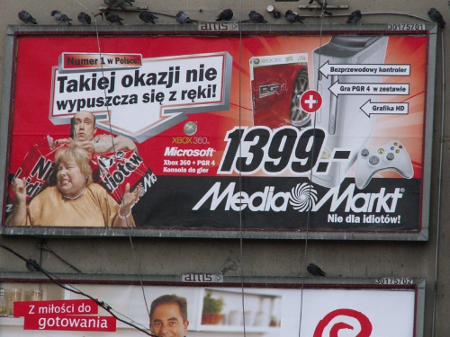 Bilboard MediaMarkt i gołębie, które zauważyłem dopiero na komputerze :D #Reklama