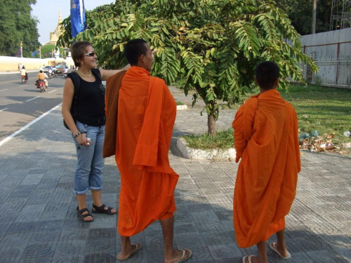 Mala pogawedka z mnichami na glownej ulicy stolicy Kambodzy- PHNOM PENH.