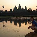 ANGKOR WAT- niesamowite miejsce. swiatynia wybudowana w 12 wieku. Aby zwiedzic caly komplek potrzeba przynajmniej 3 dni. Na zdjeciu wschod slonca...