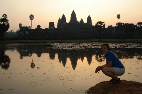 ANGKOR WAT- niesamowite miejsce. swiatynia wybudowana w 12 wieku. Aby zwiedzic caly komplek potrzeba przynajmniej 3 dni. Na zdjeciu wschod slonca...