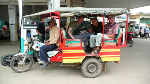 kambodzanski tuk-tuk i koledzy z Irlandii i Francji:)