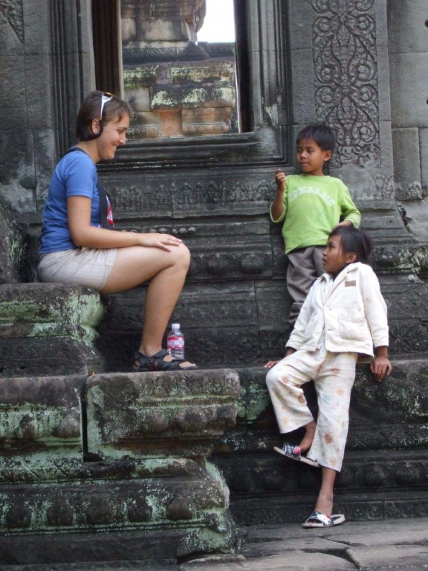 mala pogawedka na ruinach swiatyni ANGKOR.