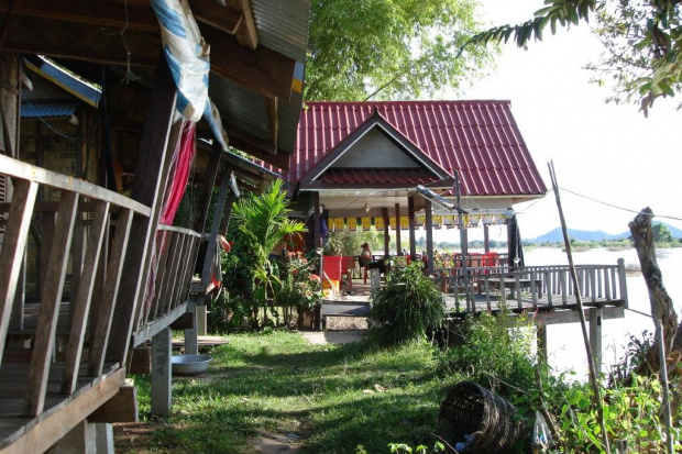 Bungalow za 2usd z widokiem na zachod...przed bangalowem hamak obok tania restauracja prowadzona przez rodzinke wynajmujaca bangalowy...zyc nie umierac...Laos-Don Det