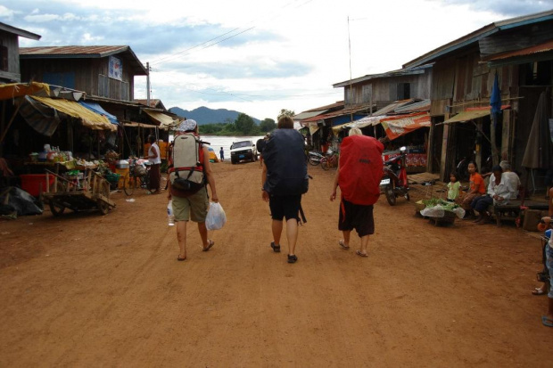 BACKPACKERZY- plecakowcy?:))) w drodze na lodz plynaca na wyspe DON DET-poludniowy wyluzowany LAOS