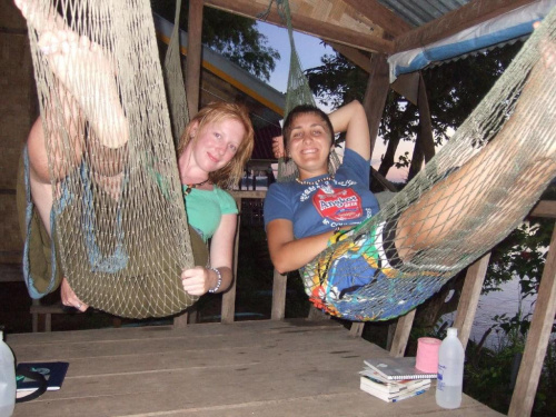 Z Lise z Kanady relaksujemy sie na hamakach nad rzeka MEkong na malej wyspie Don Det w poludniowym Laosie