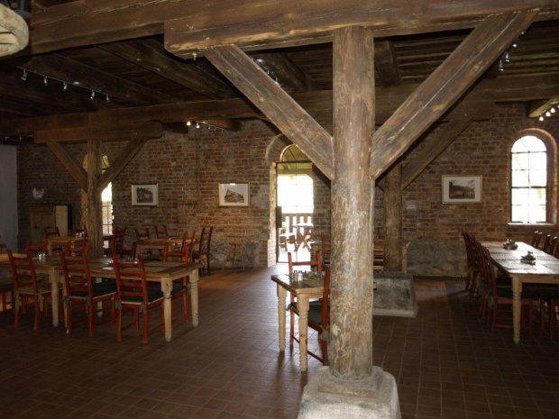 wnętrze restauracji w starych budynkach gospodarczych