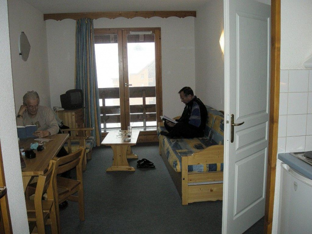 Salonik - widok na drzwi balkonowe, Po prawej, wejście do sypialni, łazienki i ubikacji.