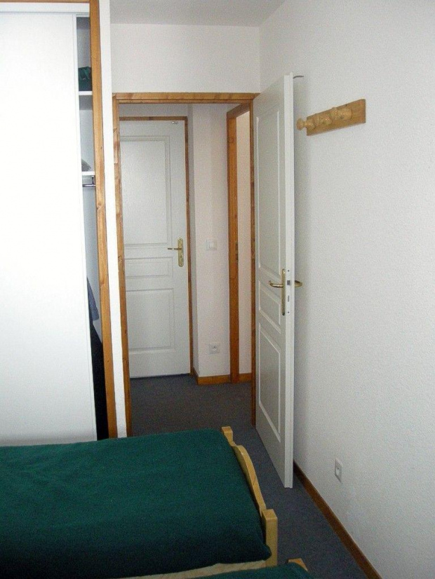 Sypialnia - widok na korytarzyk do saloniku (drzwi po prawej), łazienki (niewidoczne drzwi po lewej) i ubikacji (drzwi na wprost).