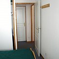 Sypialnia - widok na korytarzyk do saloniku (drzwi po prawej), łazienki (niewidoczne drzwi po lewej) i ubikacji (drzwi na wprost).