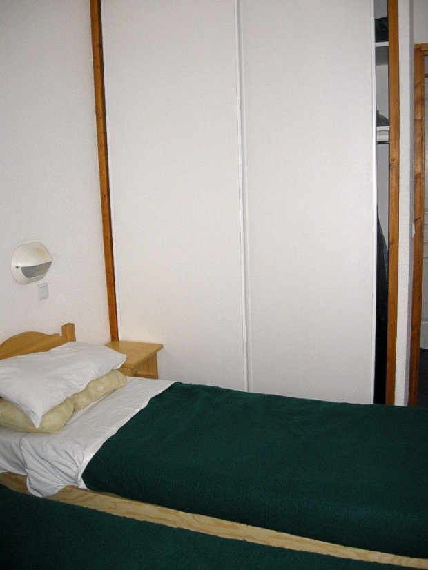 Sypialnia - widok na szafę. W lewej połowie boiler.