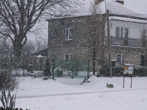 Padał śnieg i chciałem to uchwycić, chyba dobrze mi się udało? Zdjęcia robione z otwartego okna w moim pokoju. Ma ktoś może w swoim aparacie coś takiego, że zatrzymuje się w nim czas? Przez to dane exif są z dnia wczorajszego, choć robione było dzisiaj...